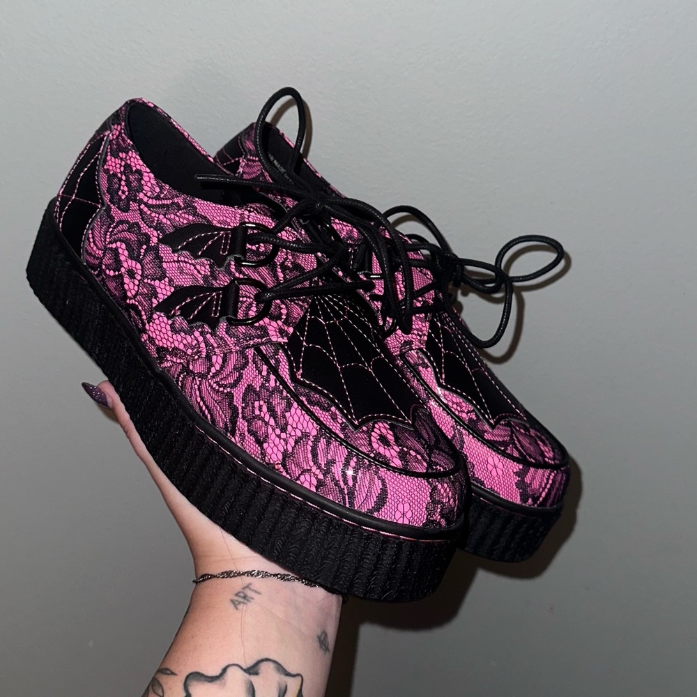 Elegant Pink and Black Lace Women's Sneakers